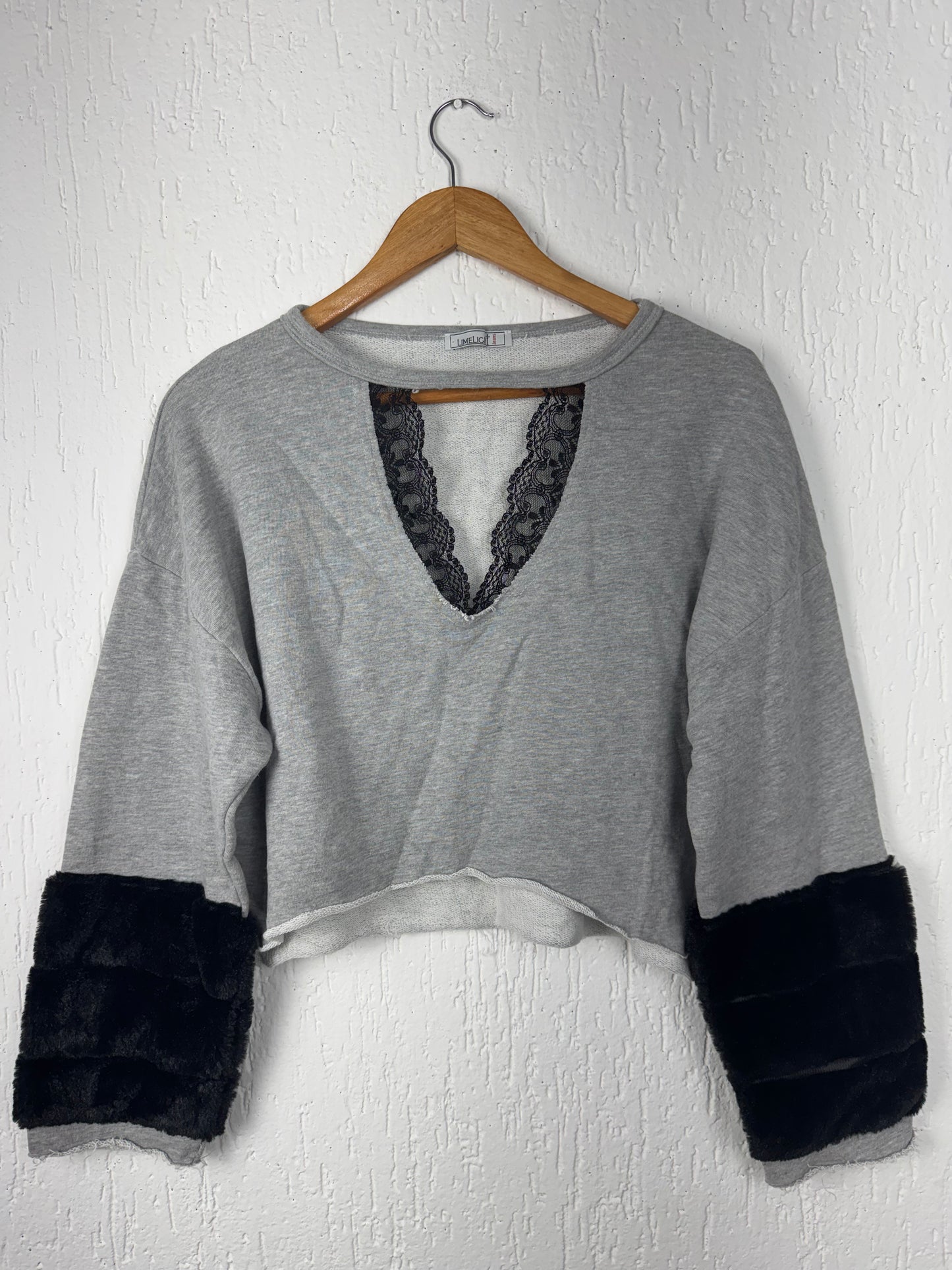 Cropped Moletom Cinza Decote Renda + Punho Pelúcia Limelight Jeans