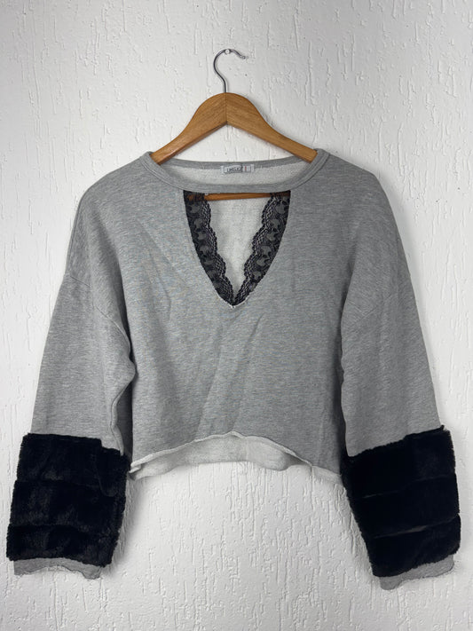 Cropped Moletom Cinza Decote Renda + Punho Pelúcia Limelight Jeans