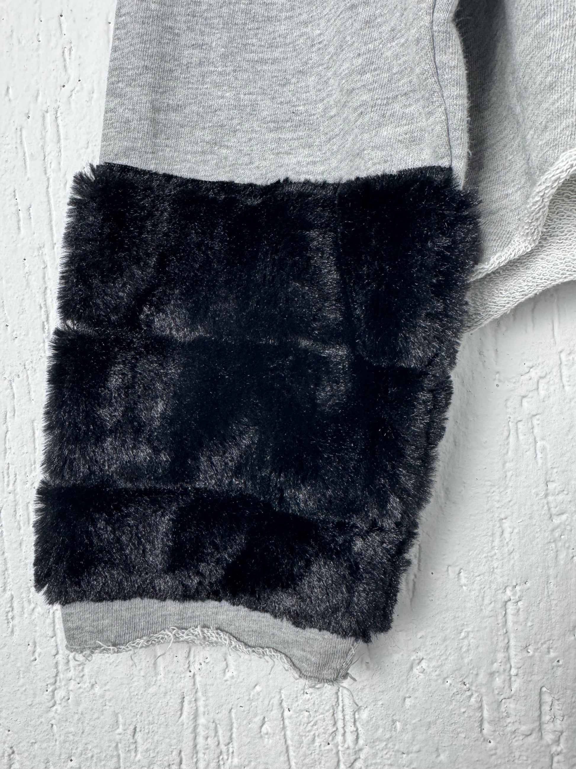 Cropped Moletom Cinza Decote Renda + Punho Pelúcia Limelight Jeans