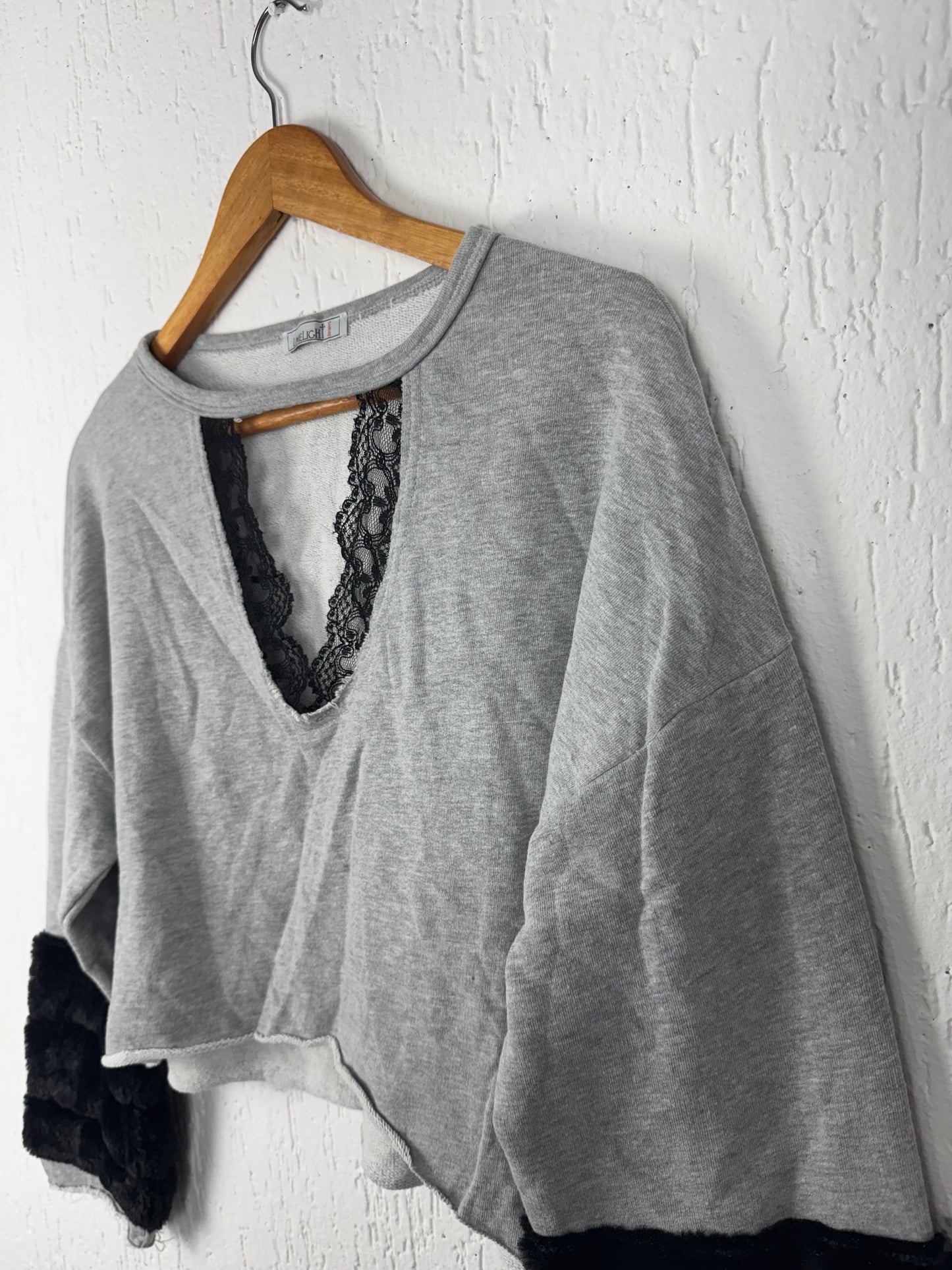 Cropped Moletom Cinza Decote Renda + Punho Pelúcia Limelight Jeans