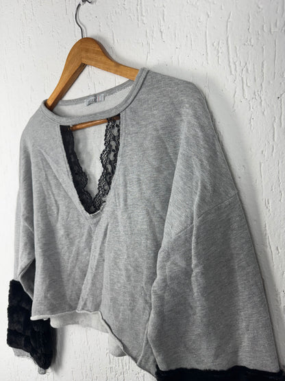 Cropped Moletom Cinza Decote Renda + Punho Pelúcia Limelight Jeans