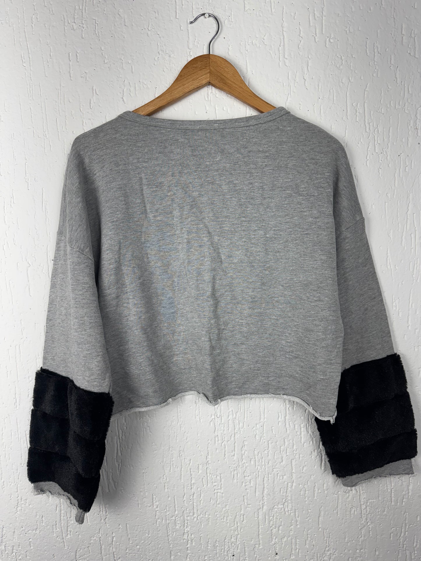 Cropped Moletom Cinza Decote Renda + Punho Pelúcia Limelight Jeans