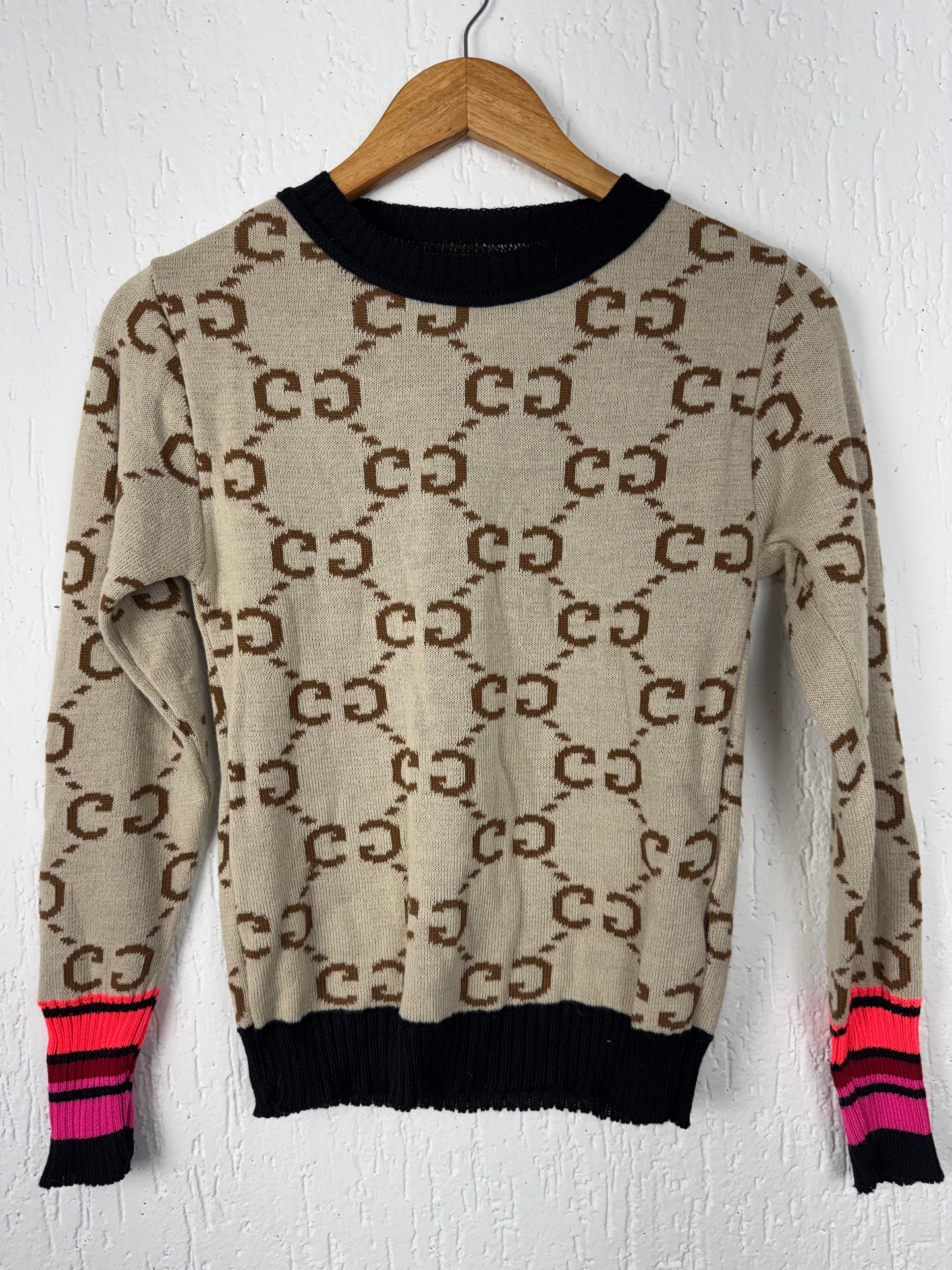Suéter Tricot Bege Estampa Monograma com Punhos Neon