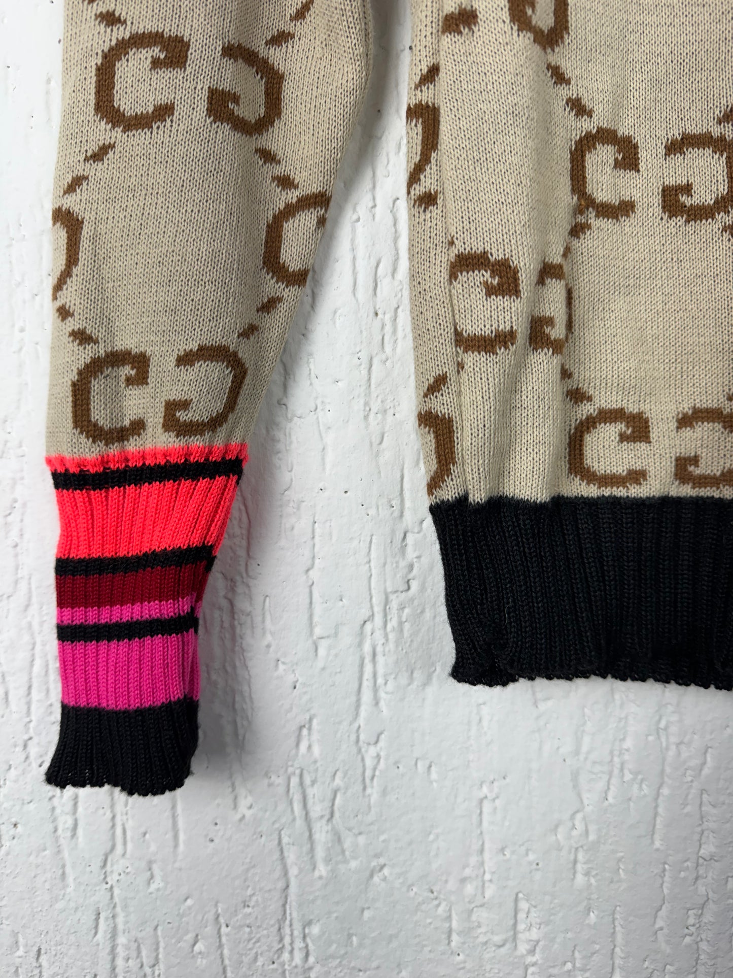 Suéter Tricot Bege Estampa Monograma com Punhos Neon