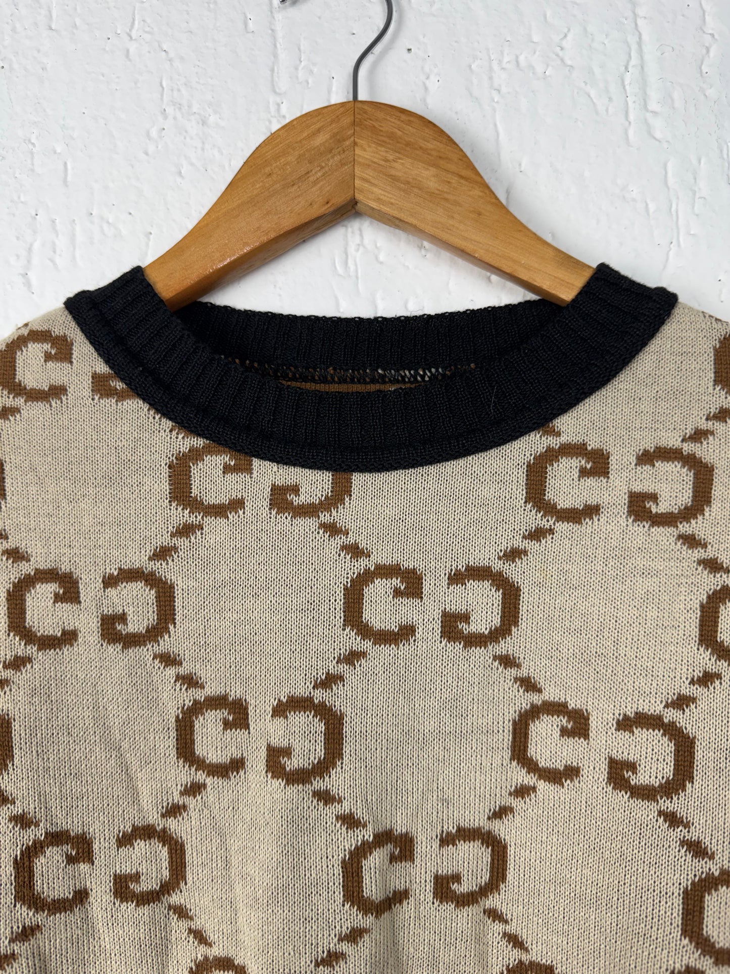 Suéter Tricot Bege Estampa Monograma com Punhos Neon