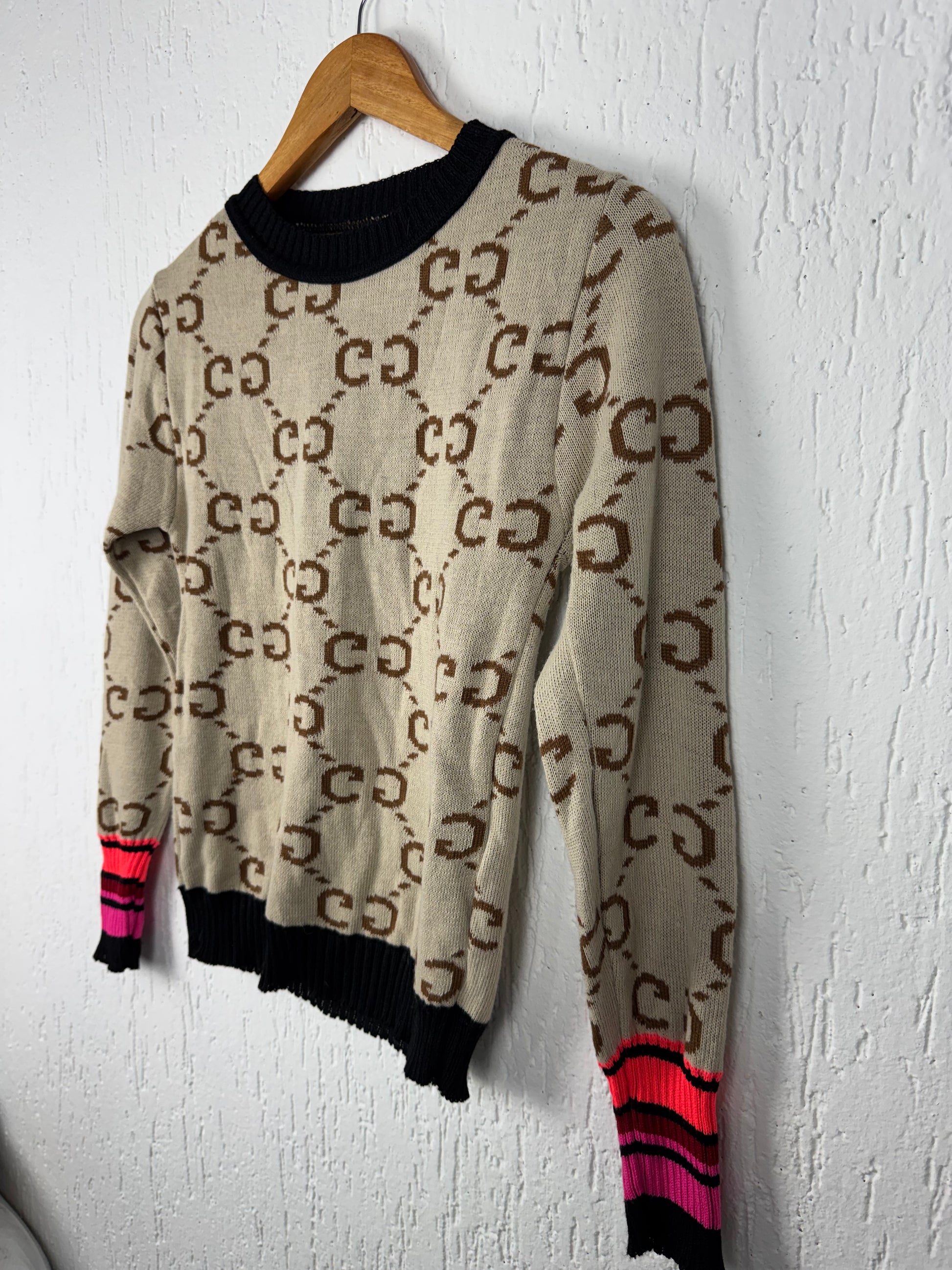 Suéter Tricot Bege Estampa Monograma com Punhos Neon