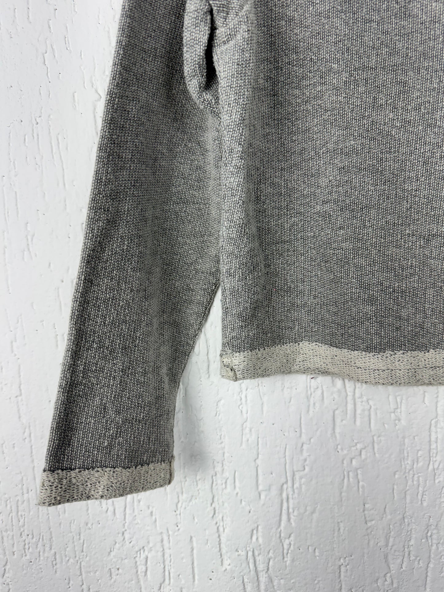 Cropped Tricot Cinza Mescla com Ilhós Metálicos Skara