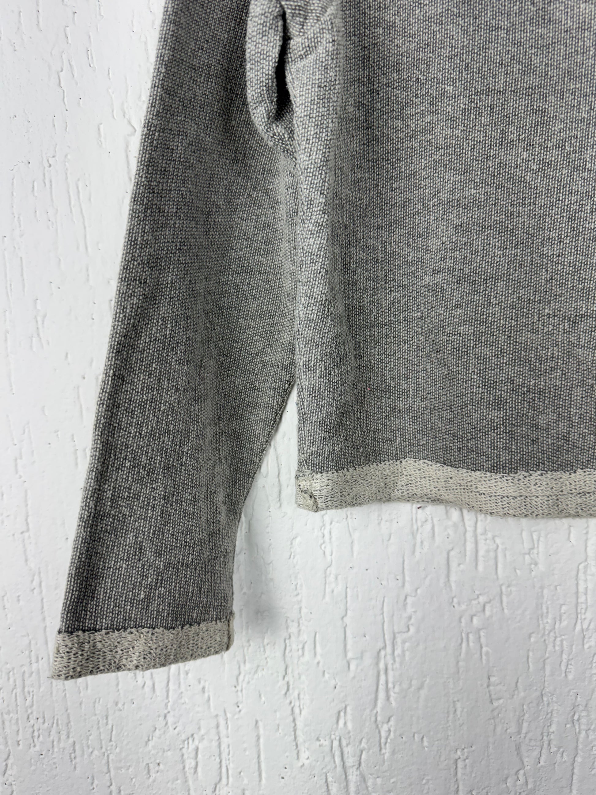 Cropped Tricot Cinza Mescla com Ilhós Metálicos Skara