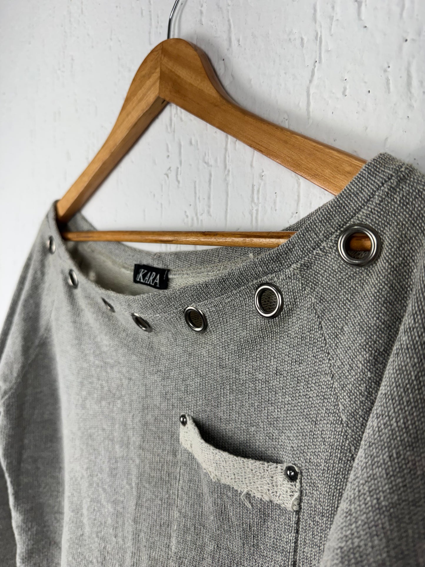 Cropped Tricot Cinza Mescla com Ilhós Metálicos Skara