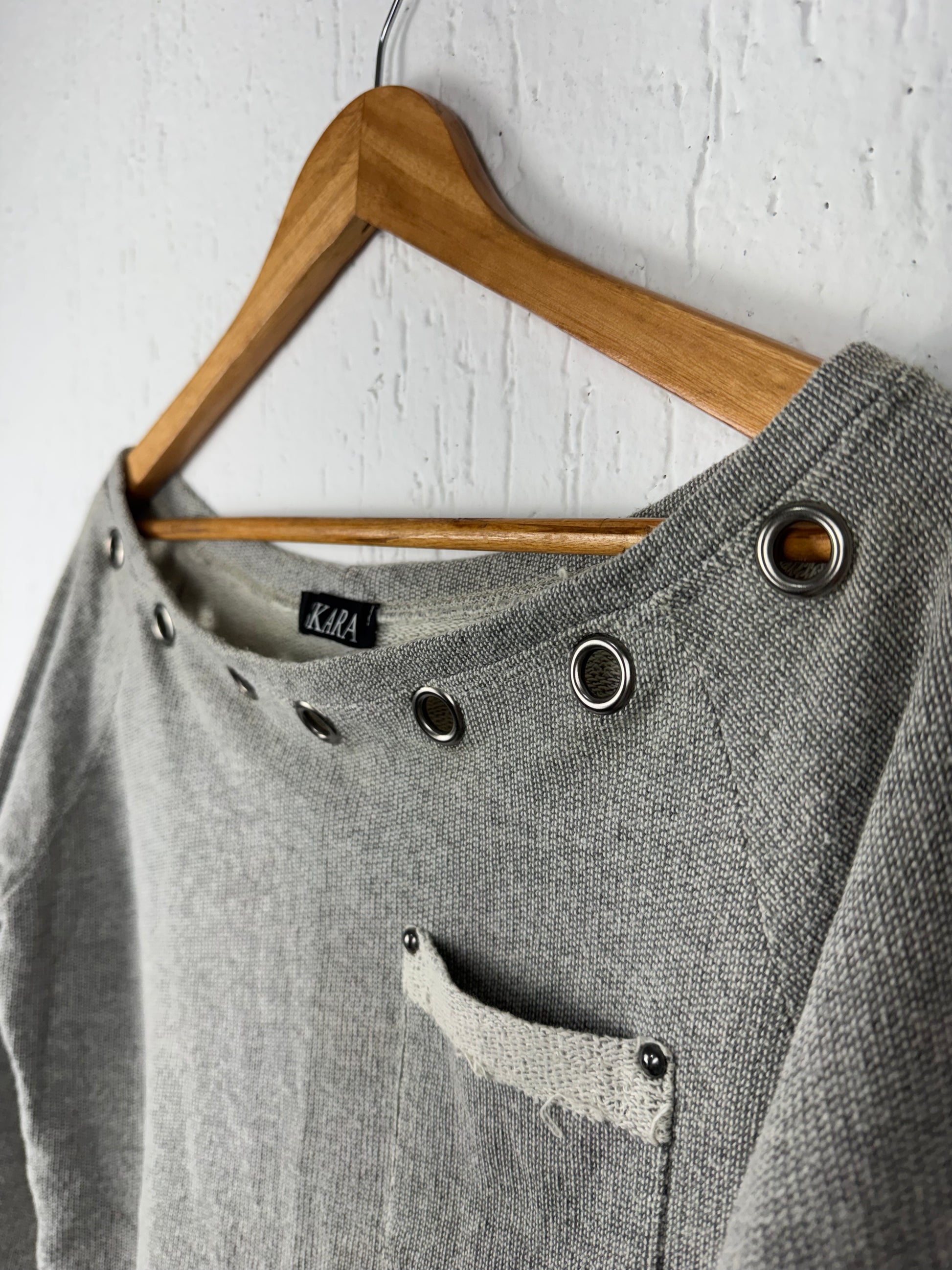 Cropped Tricot Cinza Mescla com Ilhós Metálicos Skara