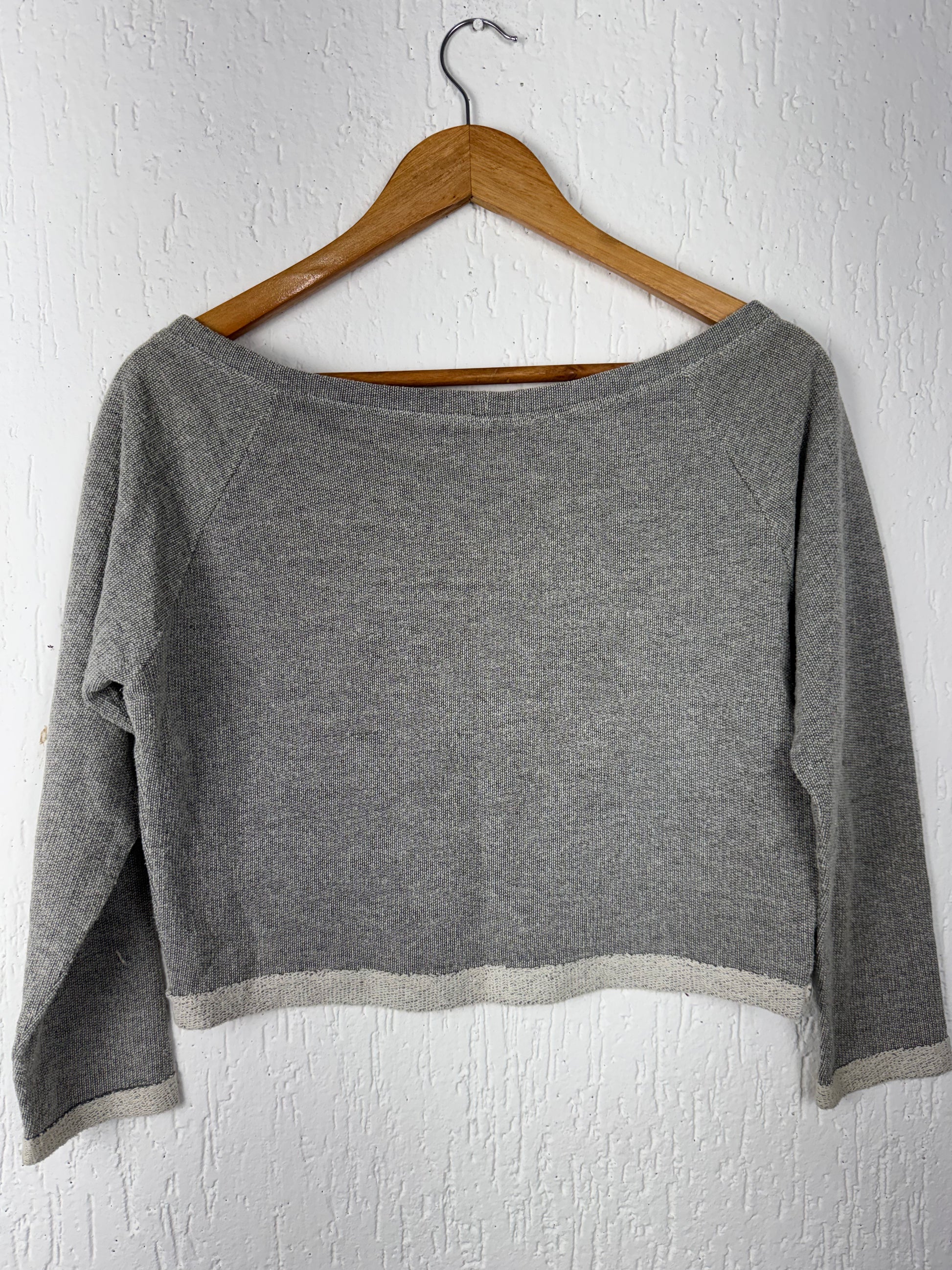Cropped Tricot Cinza Mescla com Ilhós Metálicos Skara