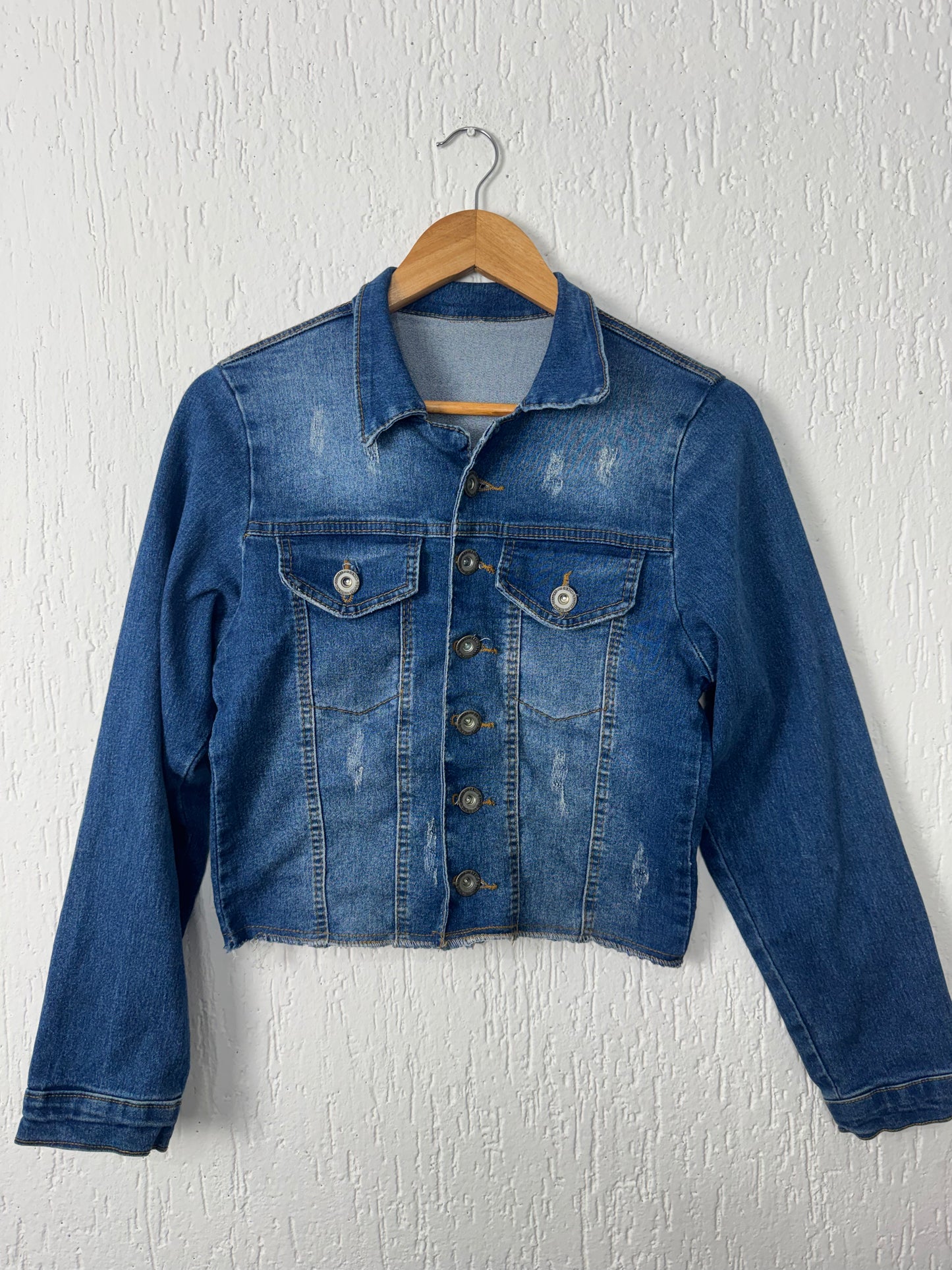 Jaqueta Jeans Cropped Lavagem Média Destroyed