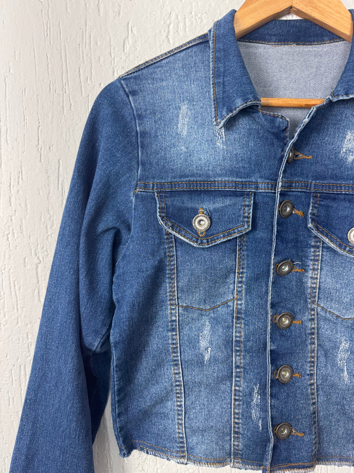 Jaqueta Jeans Cropped Lavagem Média Destroyed