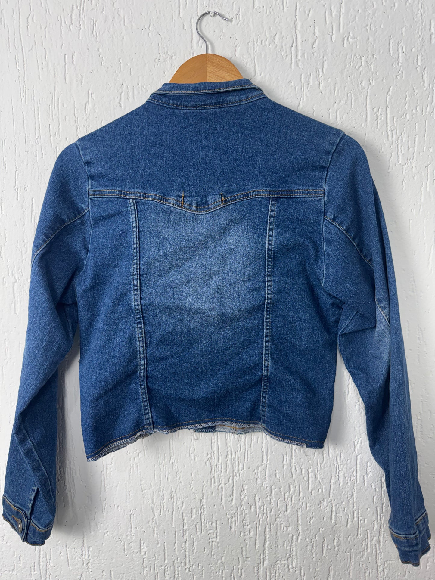 Jaqueta Jeans Cropped Lavagem Média Destroyed