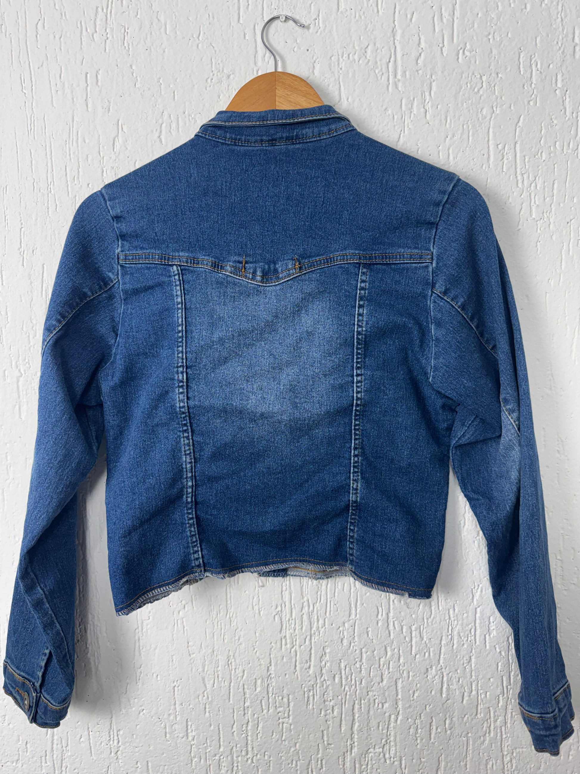 Jaqueta Jeans Cropped Lavagem Média Destroyed