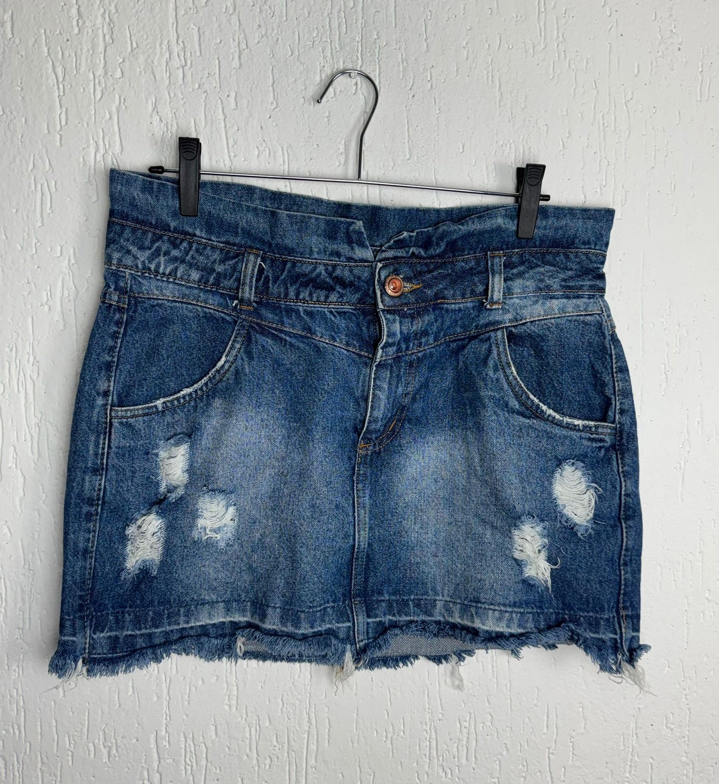 Saia Jeans Feminina Layara Premium com Detalhes Destruídos e Barra Desfiada