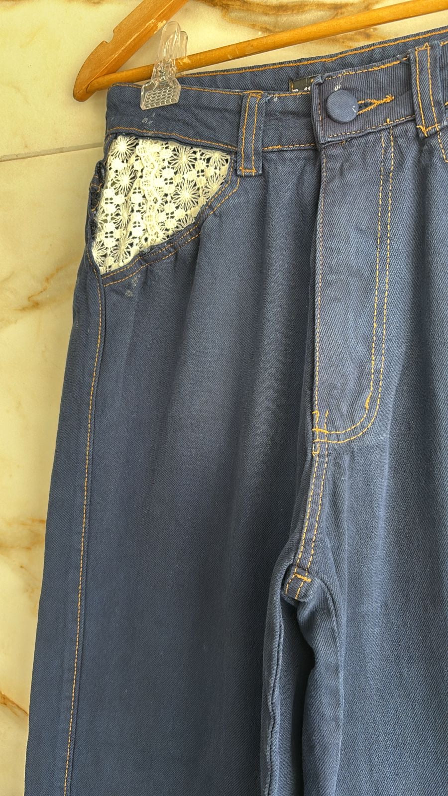 Calça jeans wide leg detalhes nos bolsos frontais