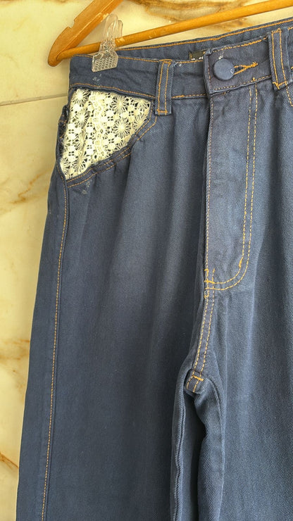 Calça jeans wide leg detalhes nos bolsos frontais