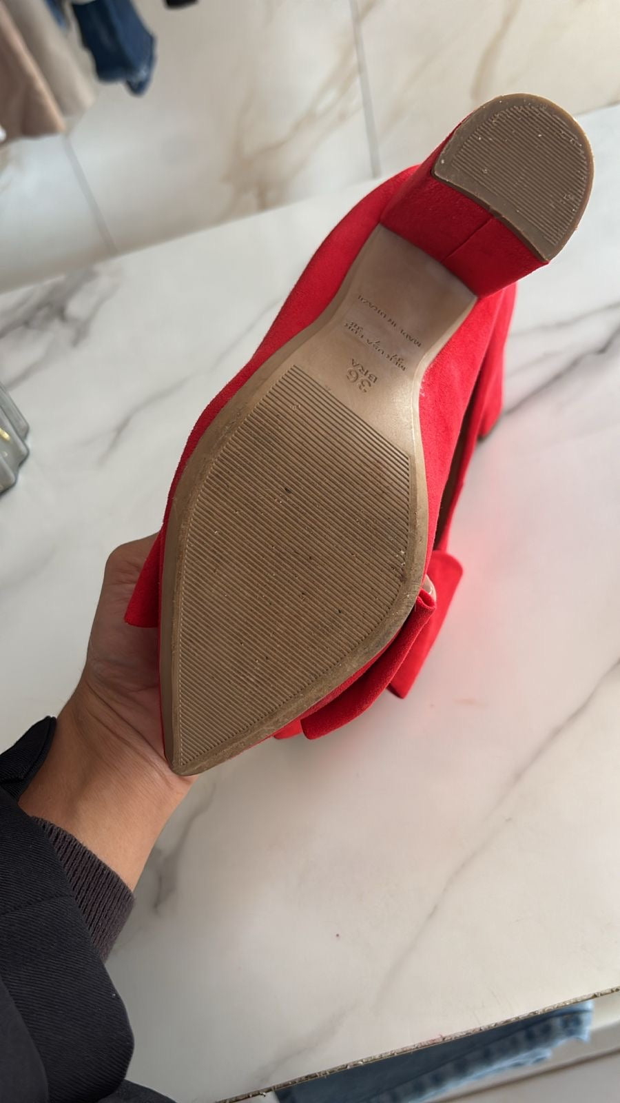 Scarpin vermelho veludo laço. Sem marcas de uso