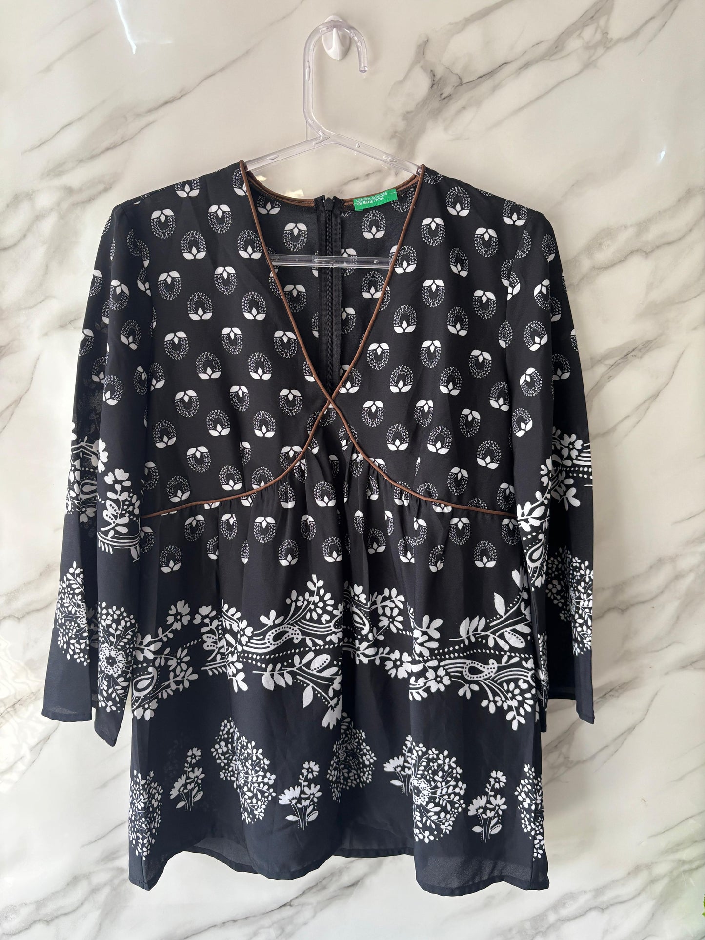 Bata Importada Preta Estampa Floral Branca – Detalhe Étnico com Bordado – Manga Longa