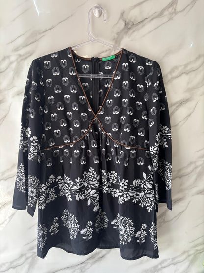 Bata Importada Preta Estampa Floral Branca – Detalhe Étnico com Bordado – Manga Longa