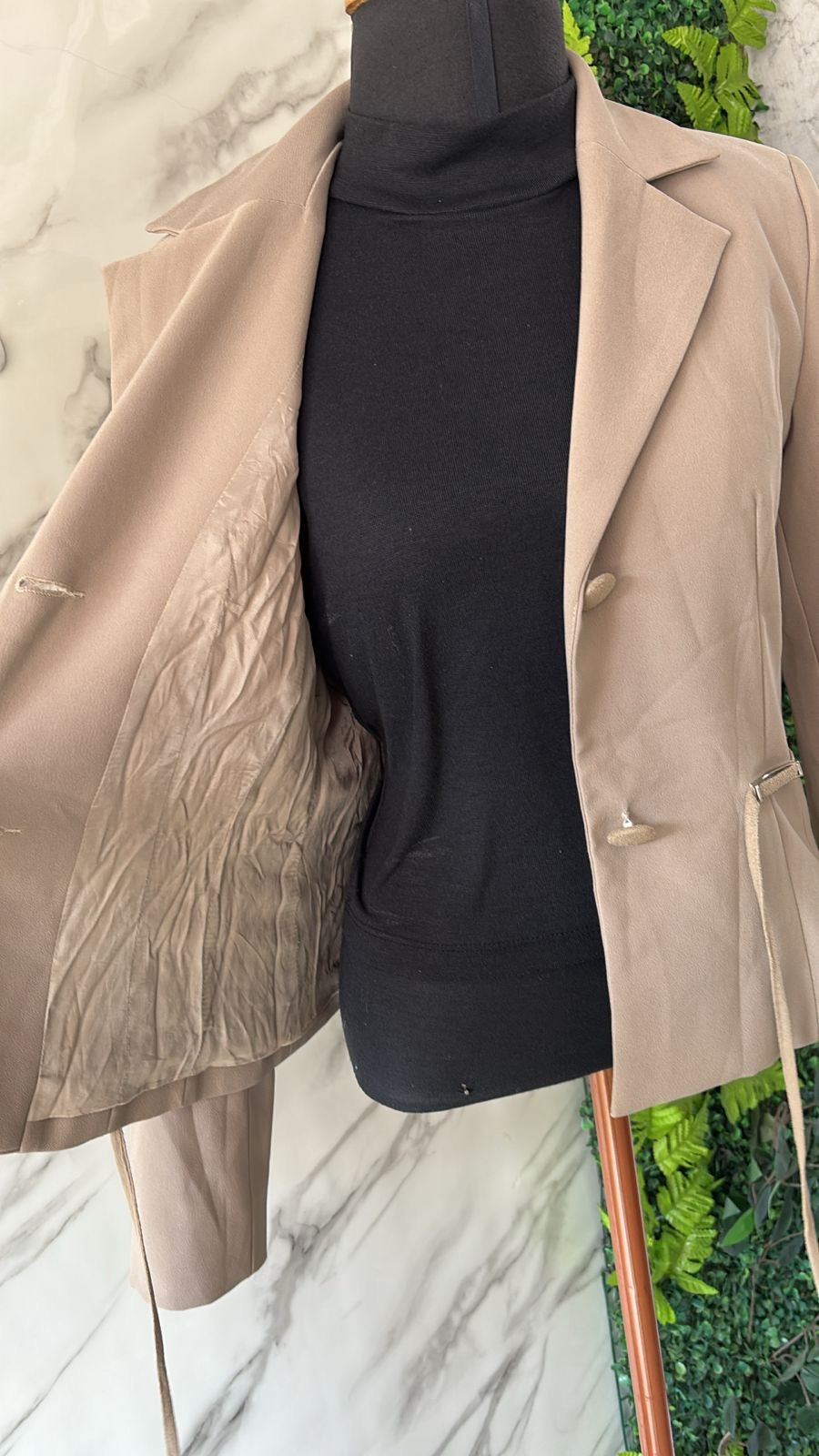 Blazer bege forrado com detalhes de amarrar curto
