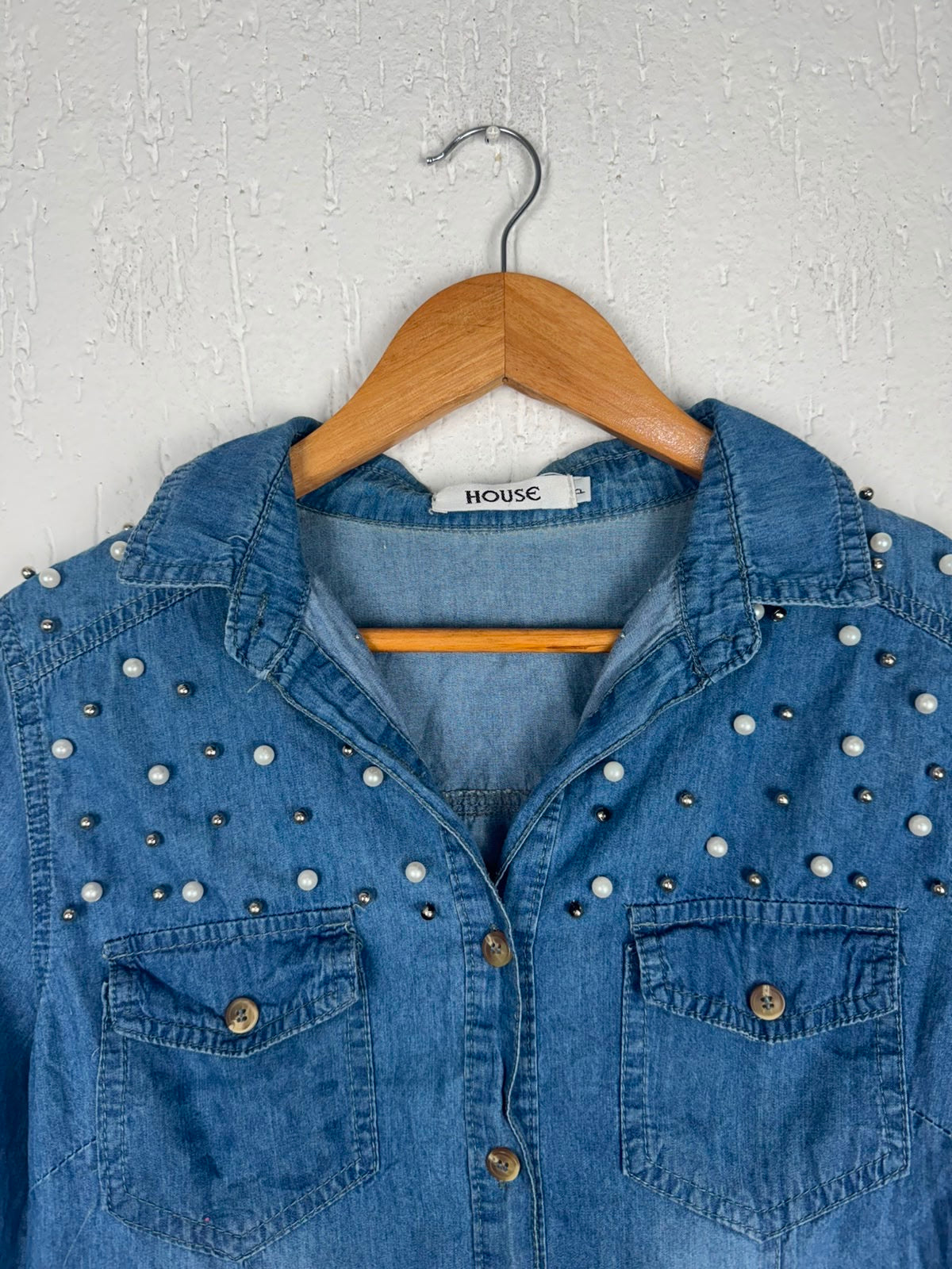 Camisa Jeans com Aplicação de Pérolas e Spikes tamanho P