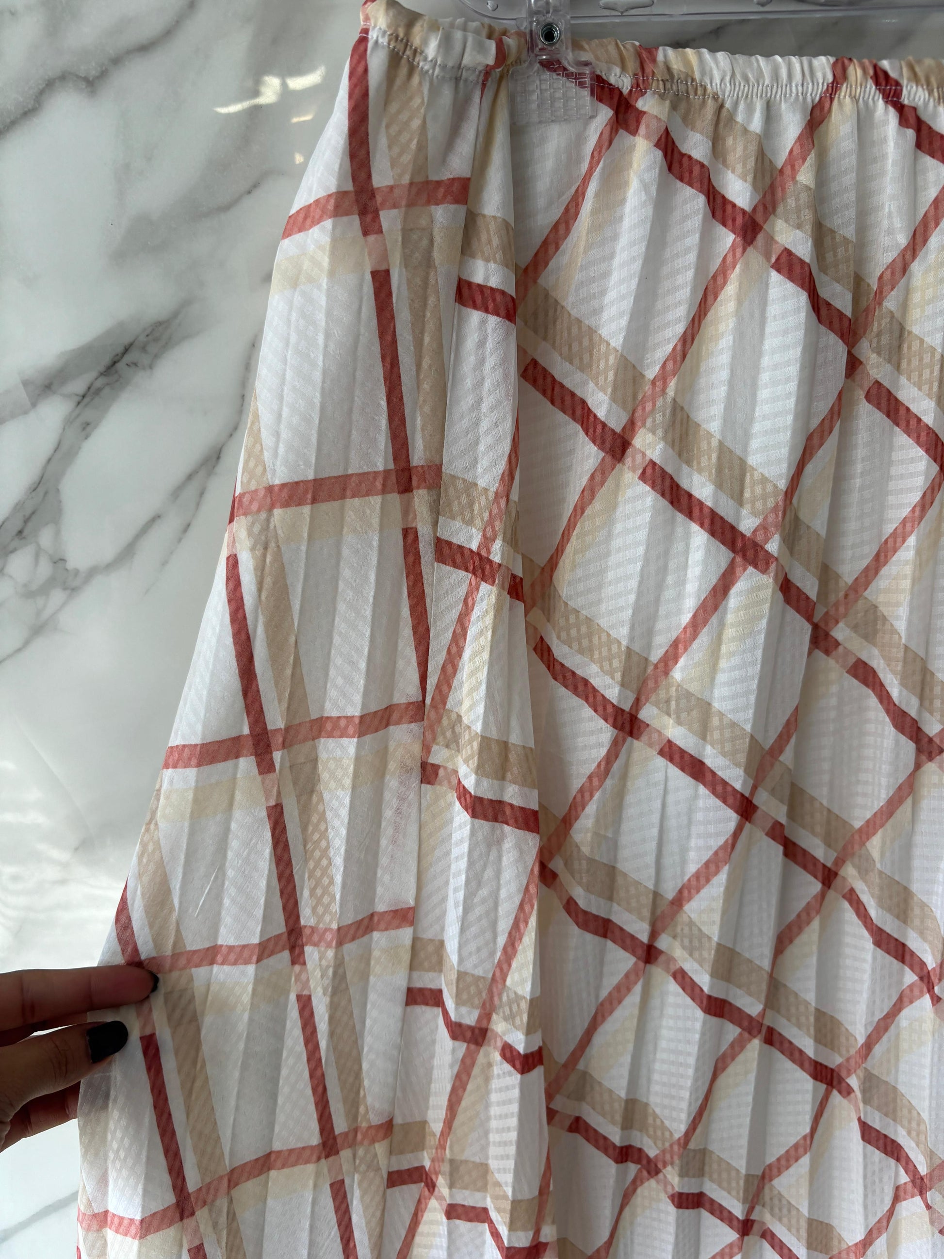 Saia Midi Plissada Estampada Xadrez Branco, Rosa e Bege – Cós Elástico