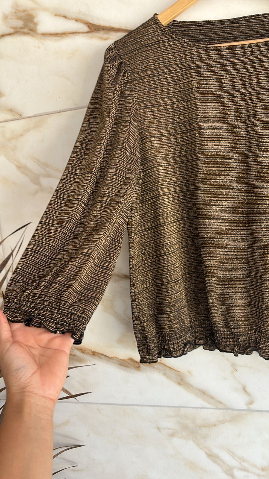 Blusa em lurex dourado elástico na cintura e braços