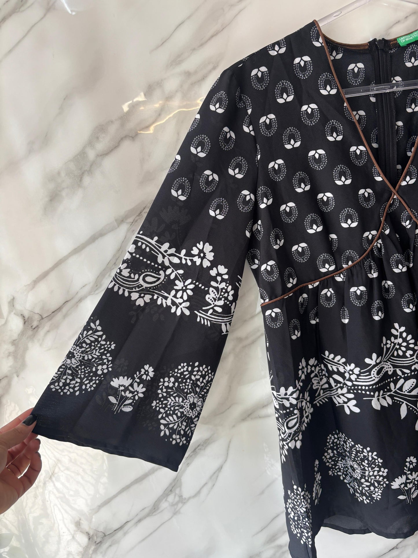 Bata Importada Preta Estampa Floral Branca – Detalhe Étnico com Bordado – Manga Longa