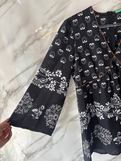 Bata Importada Preta Estampa Floral Branca – Detalhe Étnico com Bordado – Manga Longa