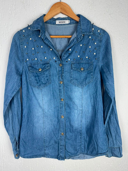 Camisa Jeans com Aplicação de Pérolas e Spikes tamanho P