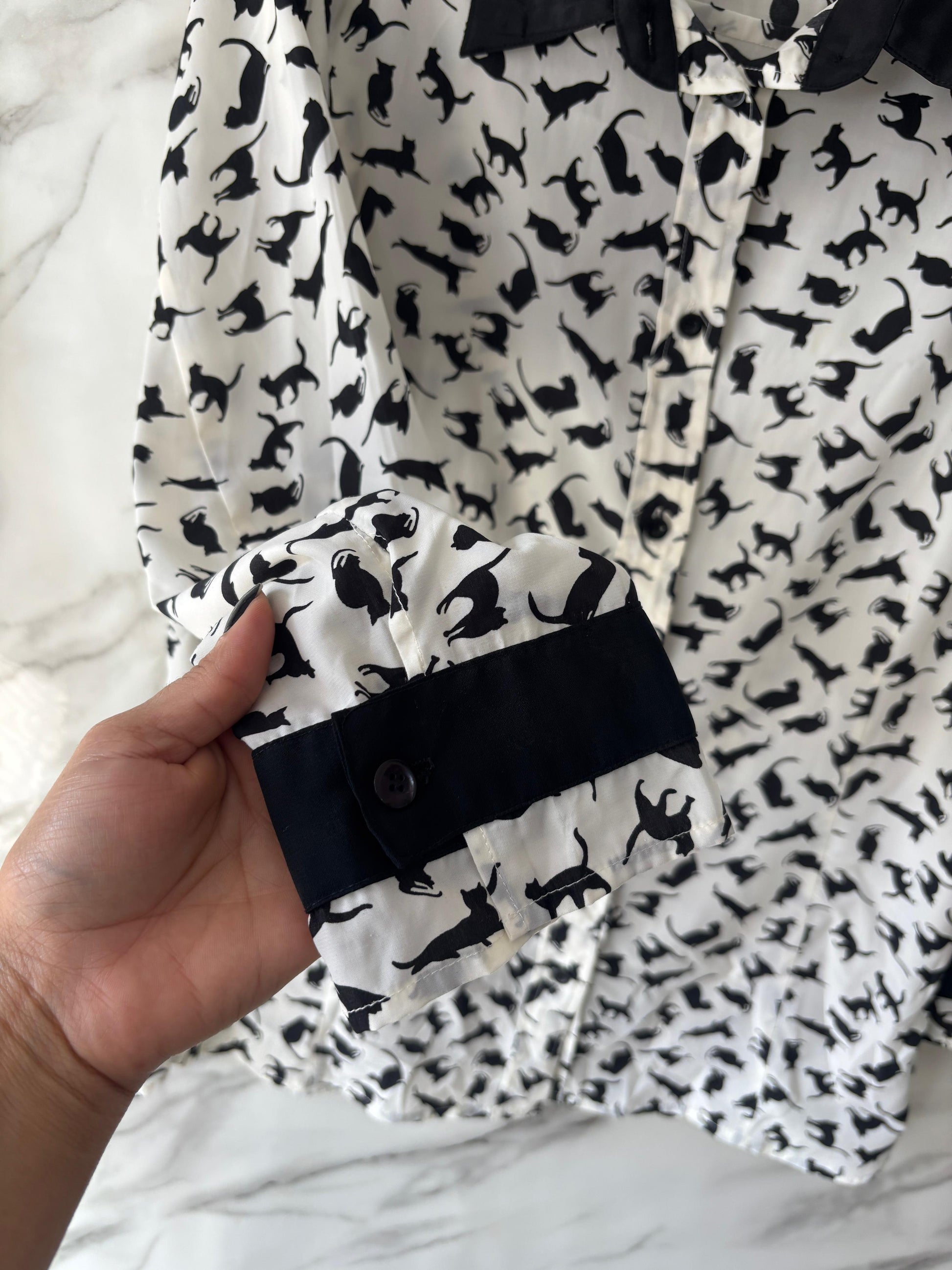 Camisa Branca Estampa Gatinhos Pretos – Gola e Punho Pretos