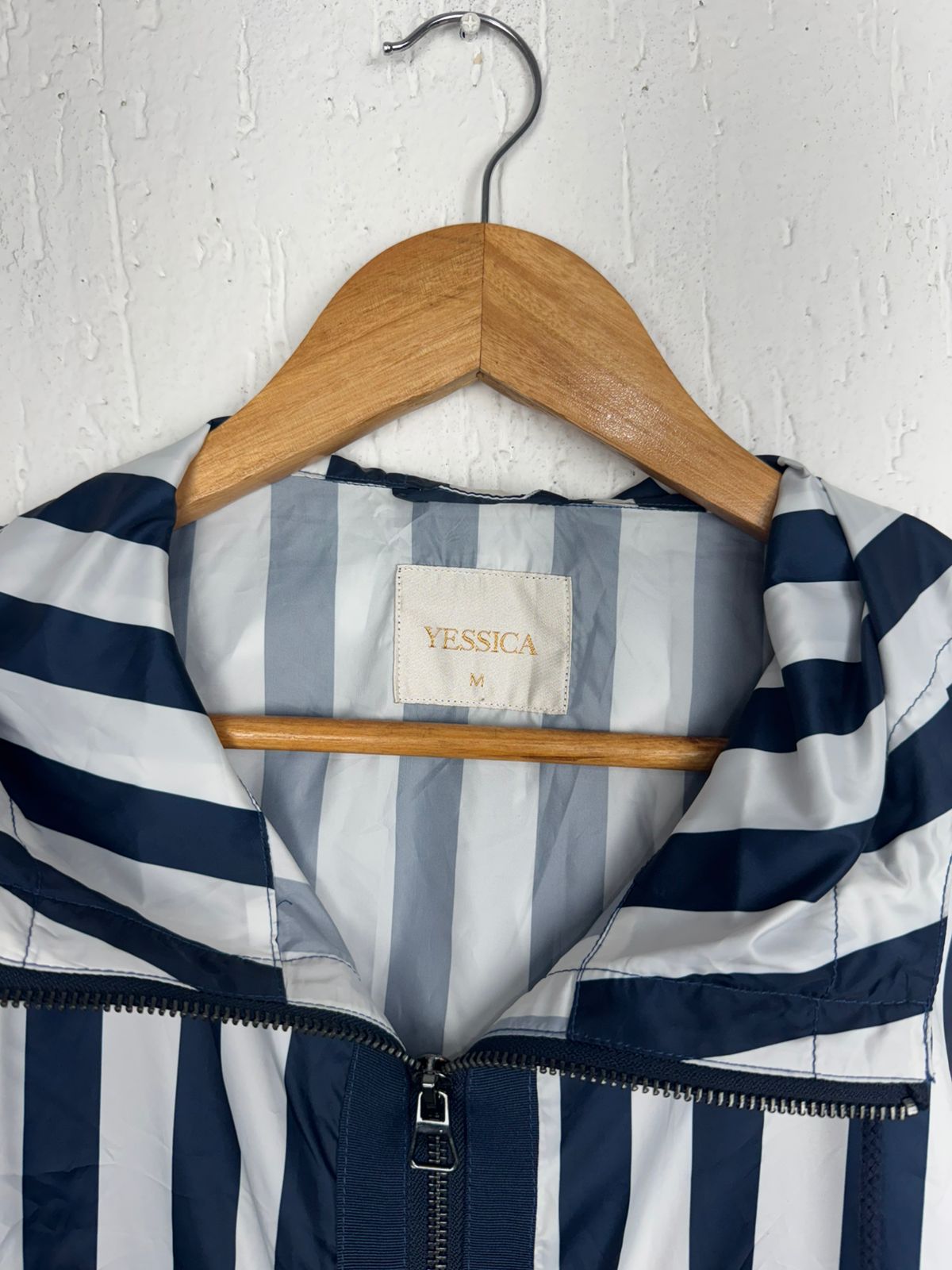 Jaqueta Corta-Vento Listrada com Capuz – Estilo Streetwear Tamanho GG