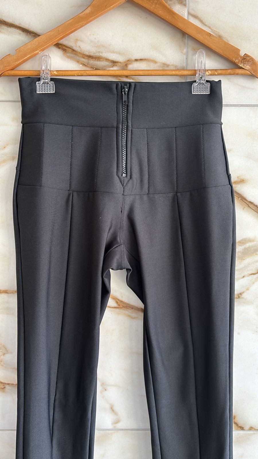 Calça preta estilo Prada super aperta a barriga