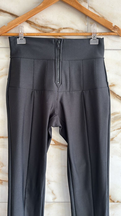 Calça preta estilo Prada super aperta a barriga