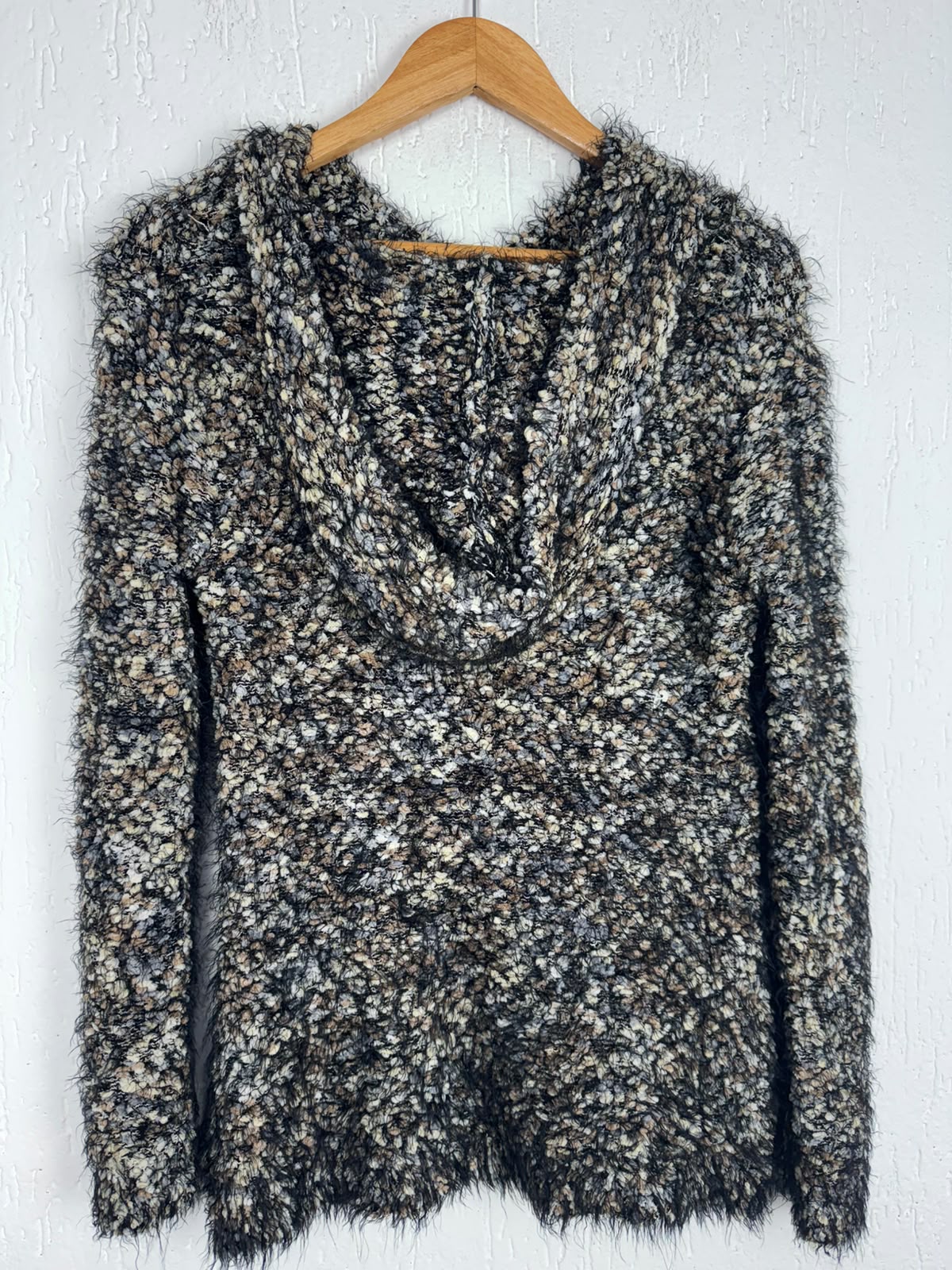 Blusa de Frio em Tricô Bouclé com Capuz Tamanho G/GG