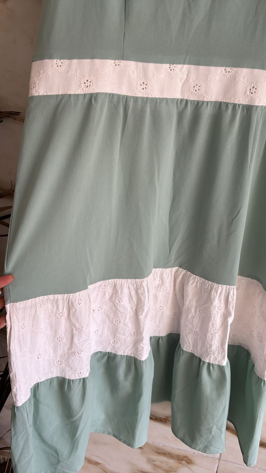 Vestido mide detalhe em lesie