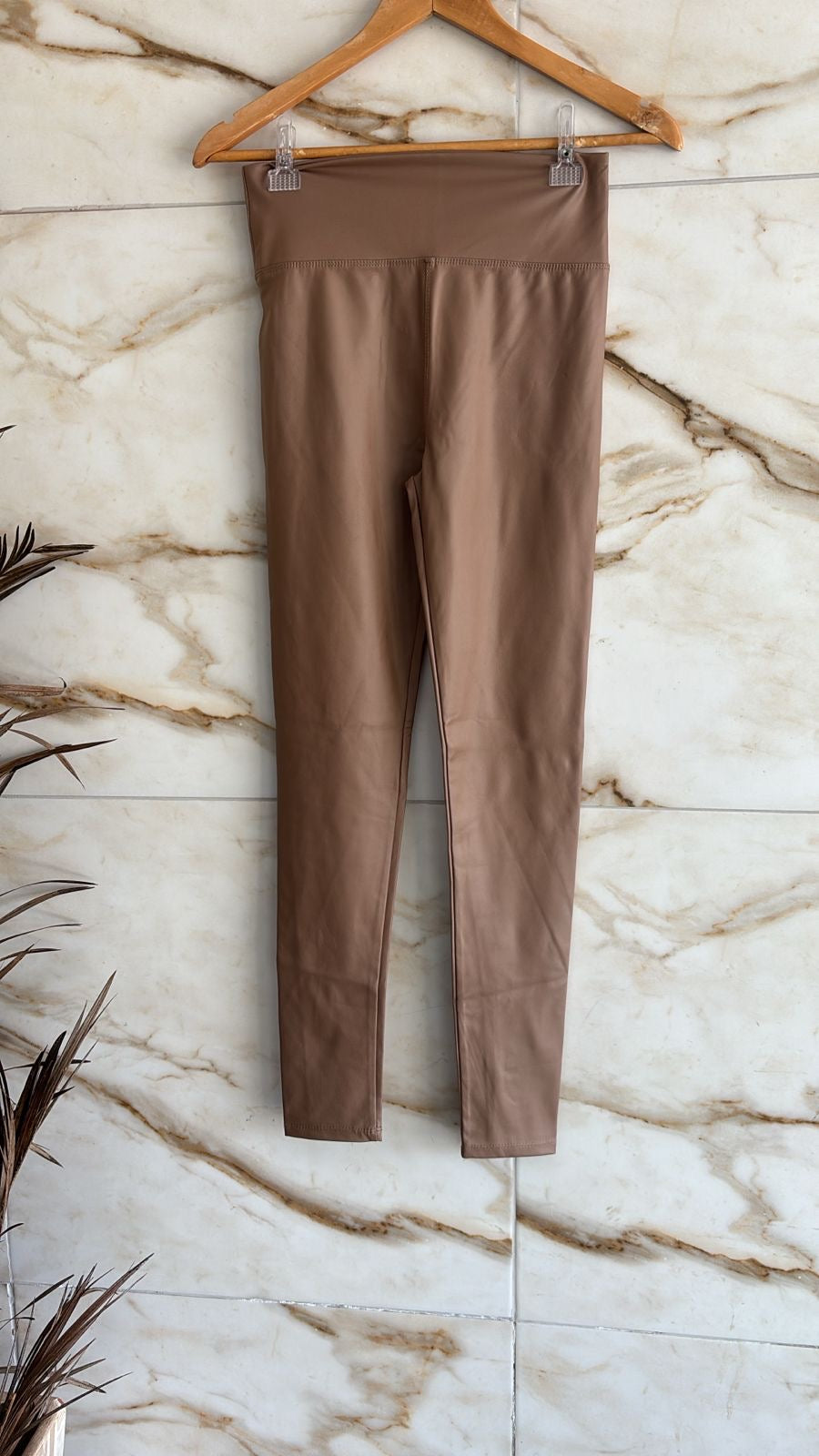 Calça leggings em cirré dourada