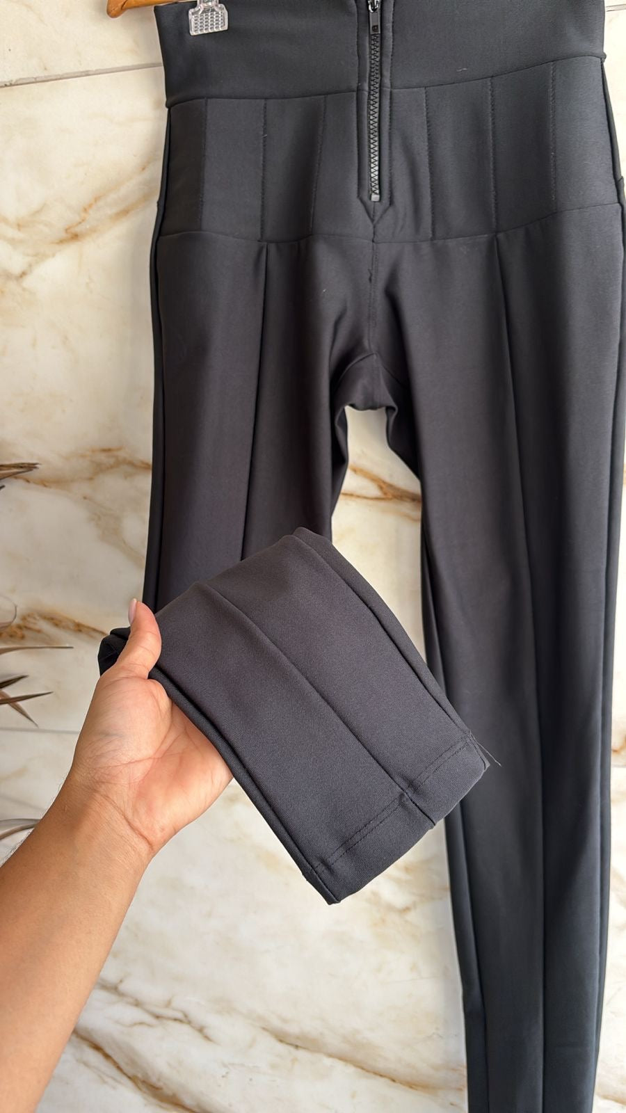 Calça preta estilo Prada super aperta a barriga