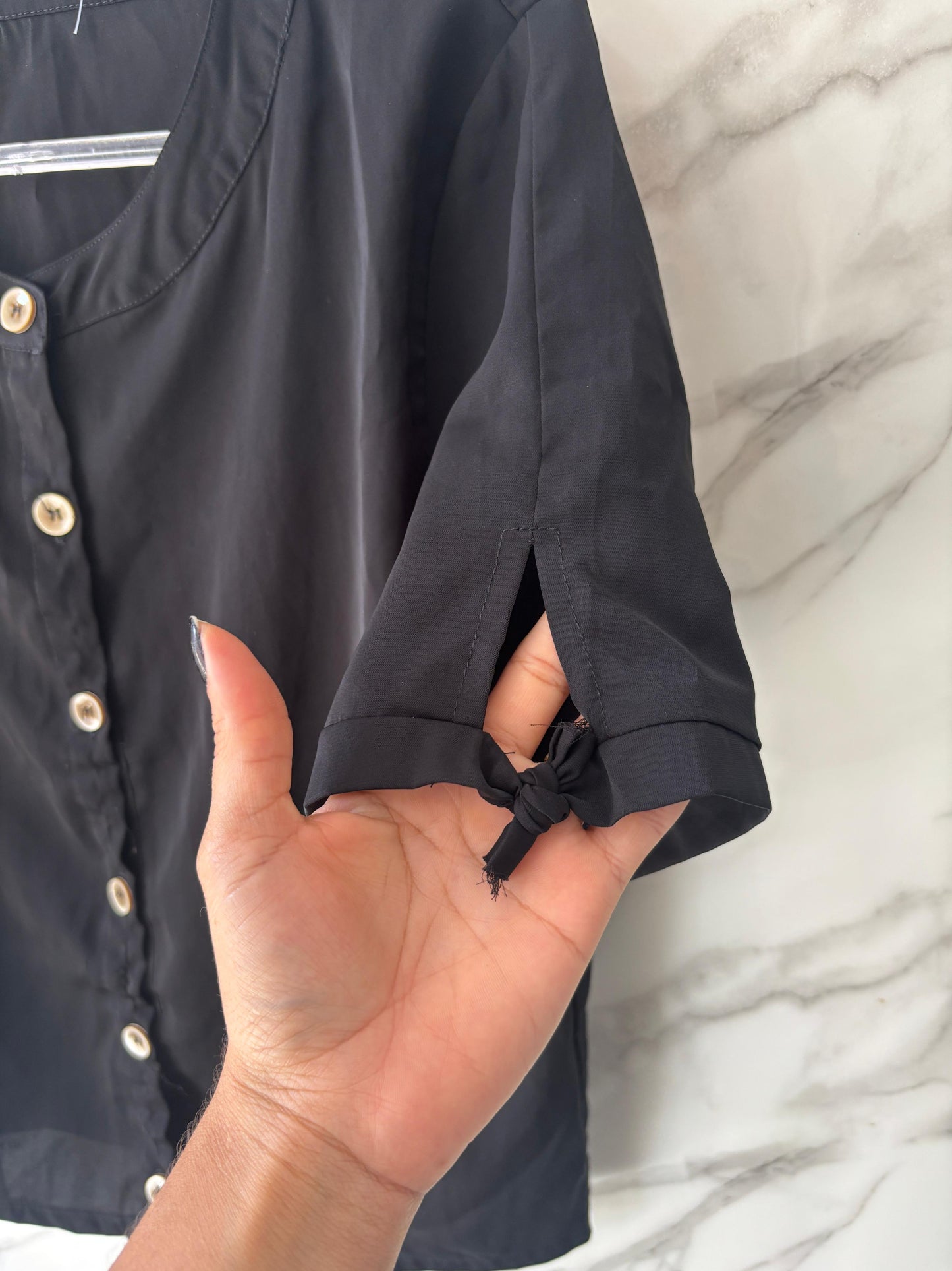 Blusa Estilo Cropped Preta com Botões Dourados – Manga Curta com Amarração