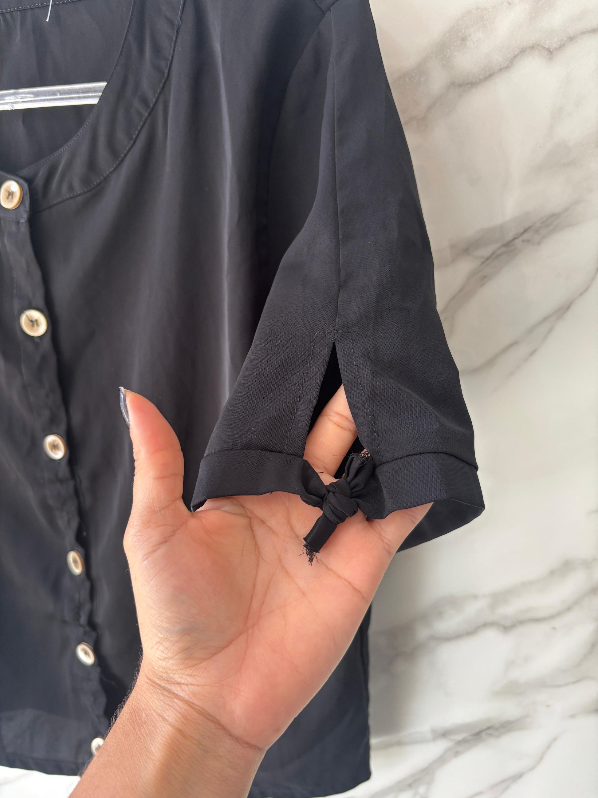 Blusa Estilo Cropped Preta com Botões Dourados – Manga Curta com Amarração