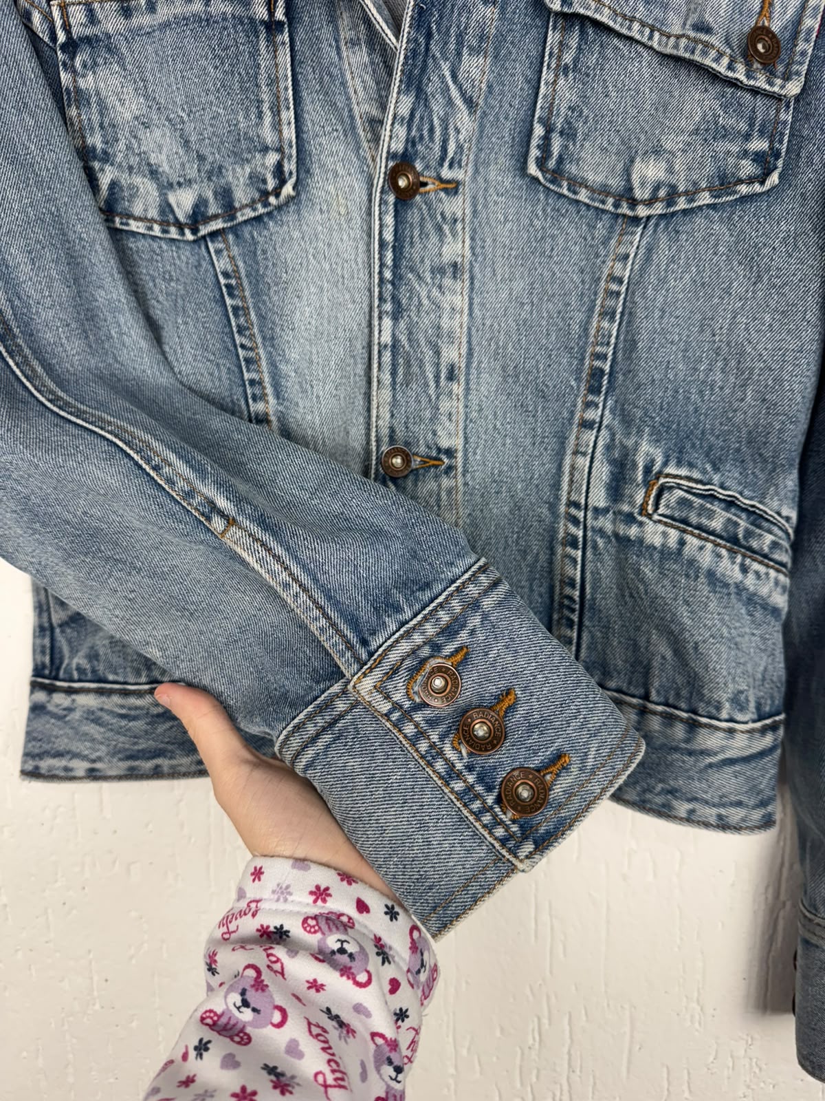 Jaqueta Jeans Estonada com Bolsos Utilitários – Azul Claro Tamanho M