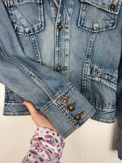 Jaqueta Jeans Estonada com Bolsos Utilitários – Azul Claro Tamanho M