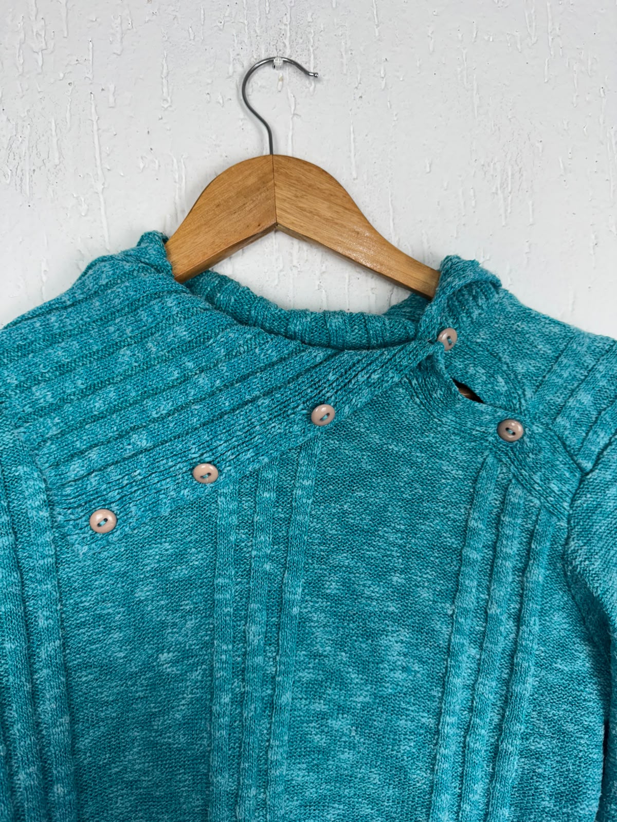 Blusa em Tricot Canelado com Gola Assimétrica e Botões – Verde Petróleo Tamanho M/G