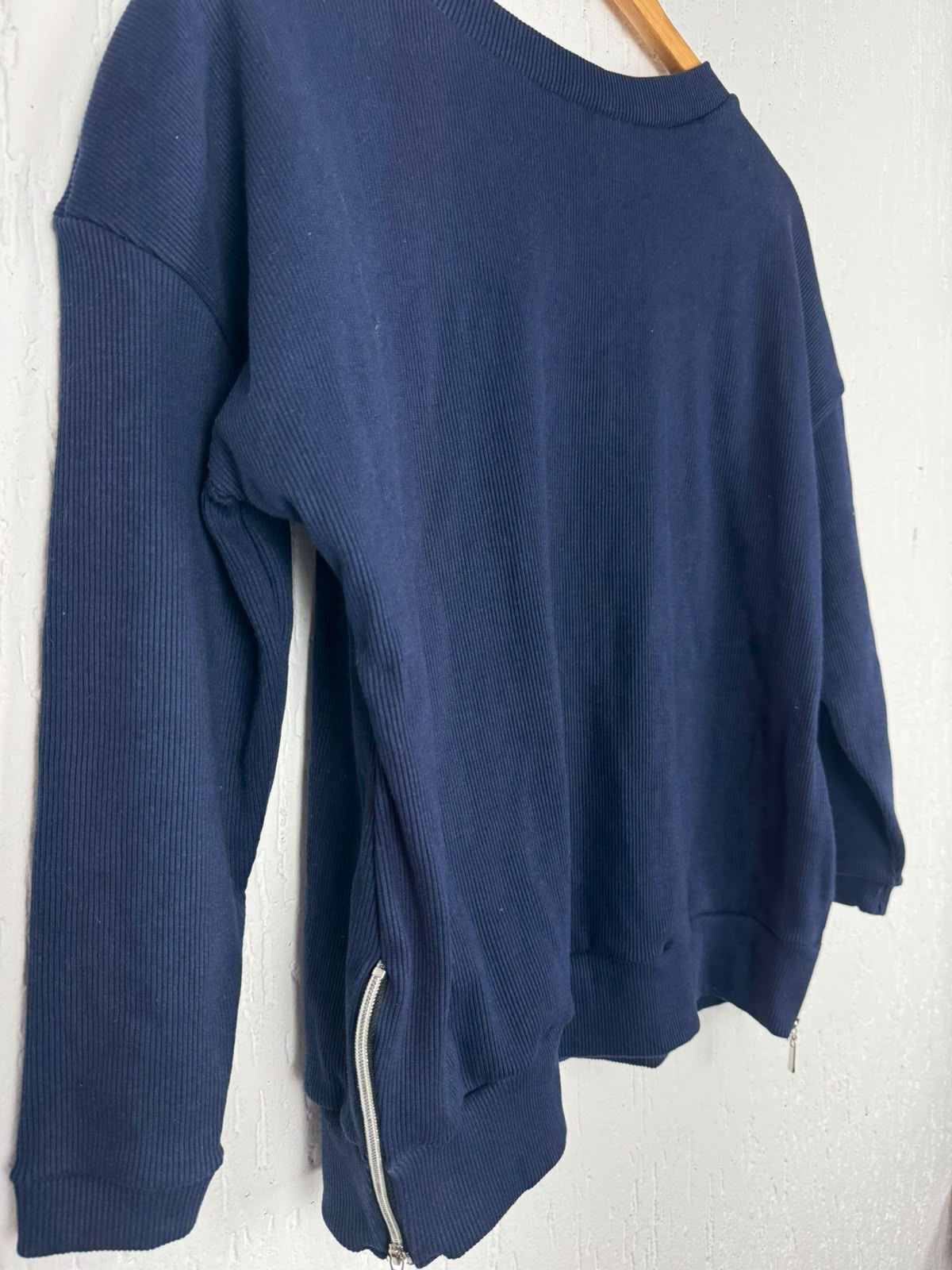 Blusa de Moletom Canelado com Zíper Lateral – Azul Marinho Tamanho G