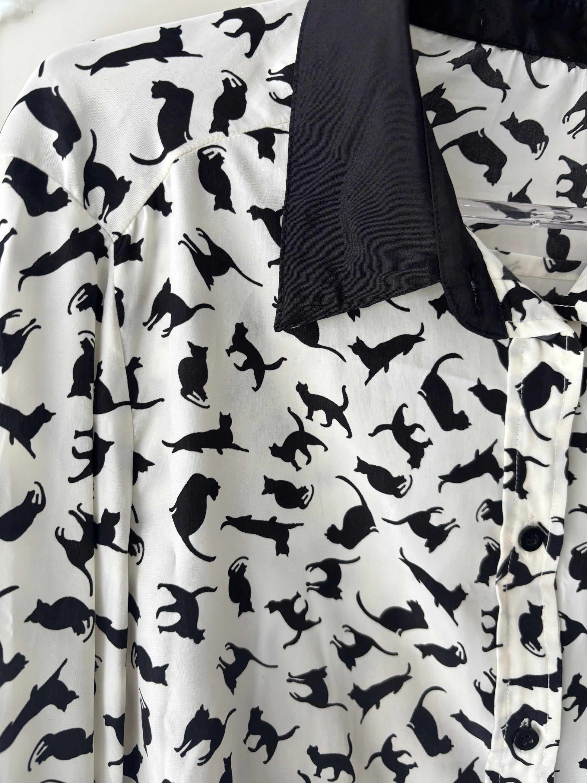 Camisa Branca Estampa Gatinhos Pretos – Gola e Punho Pretos