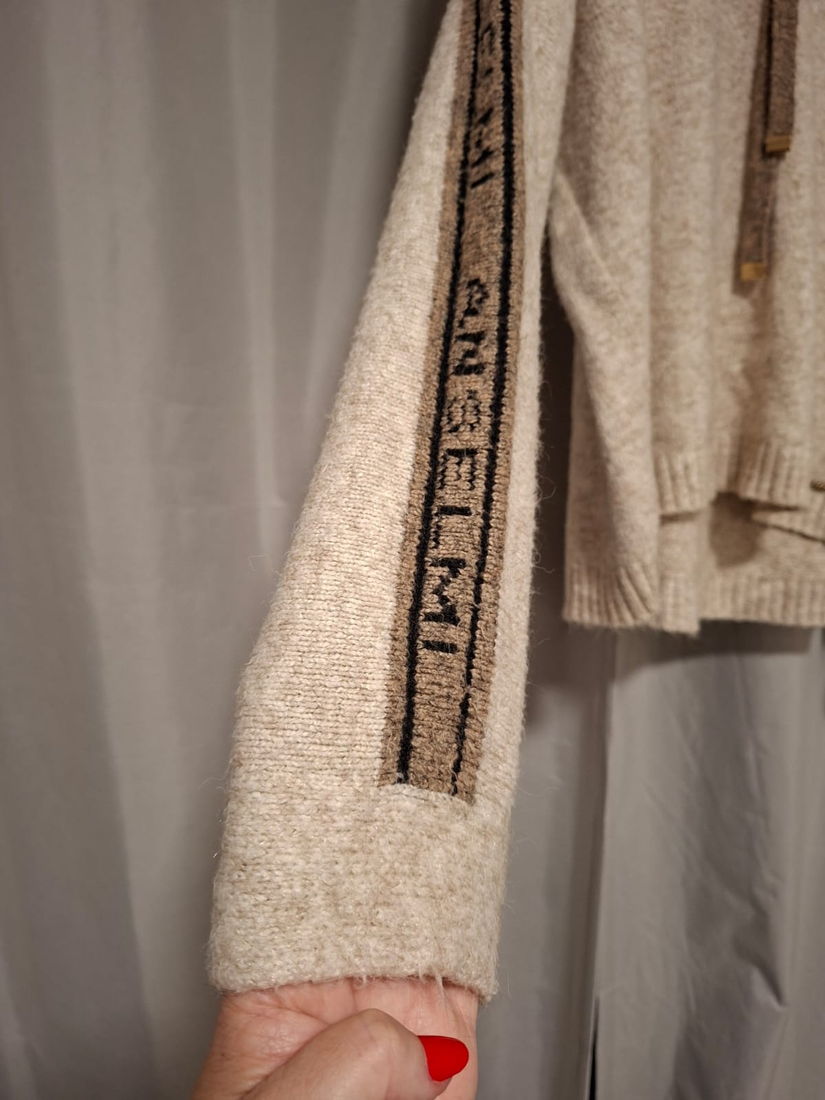 Blusa tricô Anselmi, em tons de creme e marrom, com detalhes nas mangas, com capuz, tamanho M/G, lindíssa, em excelente estado!!!