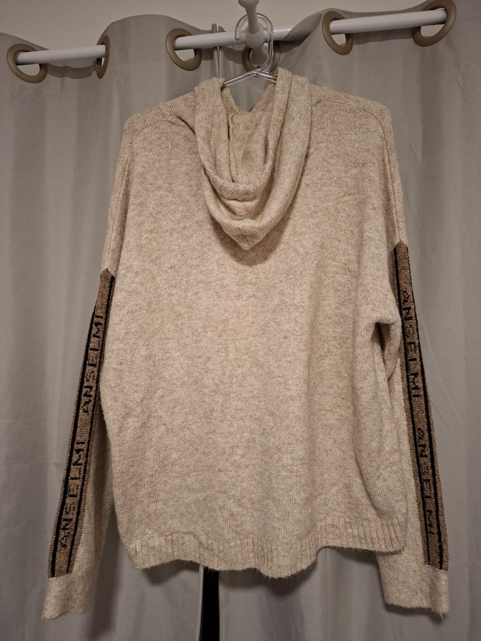 Blusa tricô Anselmi, em tons de creme e marrom, com detalhes nas mangas, com capuz, tamanho M/G, lindíssa, em excelente estado!!!