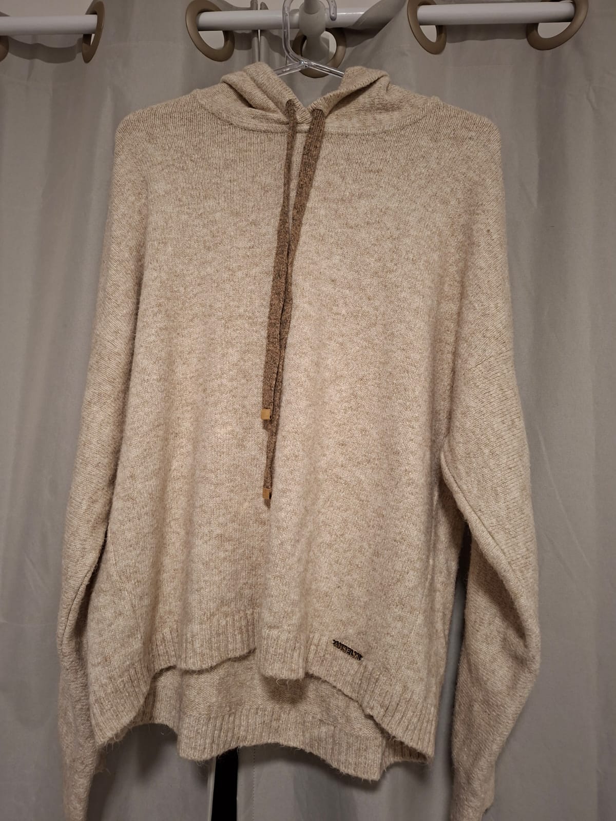 Blusa tricô Anselmi, em tons de creme e marrom, com detalhes nas mangas, com capuz, tamanho M/G, lindíssa, em excelente estado!!!